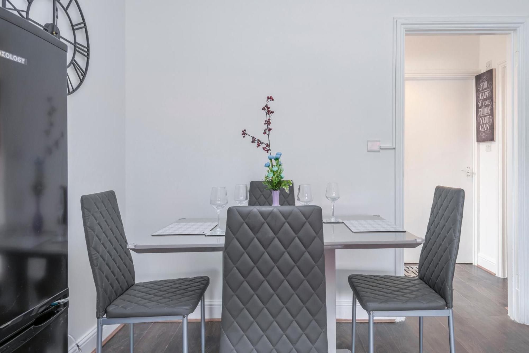 Modern Family Home W/Wi-Fi, Netflix, Self Check-In 런던 외부 사진